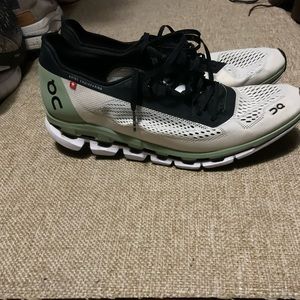 On Cloud men’s racing shoes/carbon plate